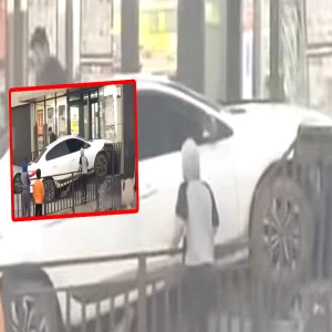 Şanlıurfa’da kontrolden çıkan araç çocuğa çarpıp markete daldı!