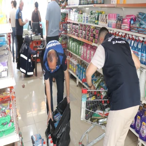 Şanlıurfa’da raflarda büyük hile! Eski etiketleri söküp yenilerini yapıştırmışlar