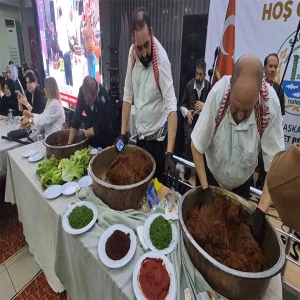 Tekirdağ’da Şanlıurfa rüzgarı esti! Dev kazanlarda 1 ton çiğ köfte yoğruldu
