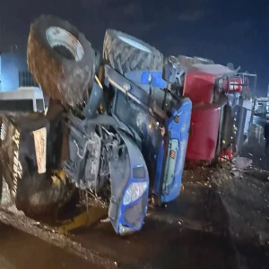 Şanlıurfa’da akşam saatlerinde yürekler ağza geldi! Tır ve traktör devrildi