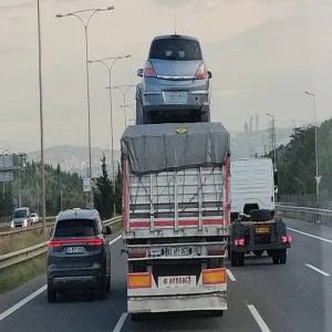 "Bunu ancak Urfalı düşünür" dedirten manzara! Tırın sürücüsünden akılalmaz yöntem