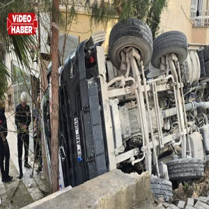 Şanlıurfa’da kontrolden çıkan beton mikseri yan yattı!