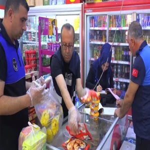 Şanlıurfa’da zabıta rafları boşalttı, cezayı kesti!