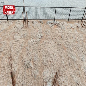 Şanlıurfa’da hava bir anda değişti: Dolu kenti beyaza bürüdü