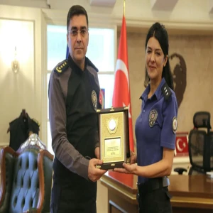 Şanlıurfa'da anlamlı veda! Kocaeli'ye atanan başkomisere plaket