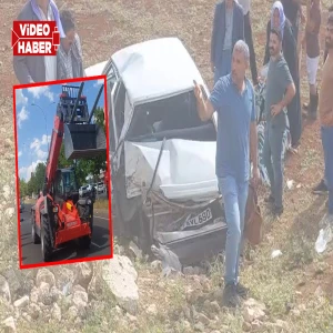 Şanlıurfa’da iş makinesiyle çarpışan araç şarampole uçtu!