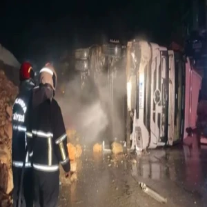 Şanlıurfa’da kontrolden çıkan tır yan yattı! Ulaşım aksadı