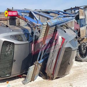 Şanlıurfa’da otomobil yüklü tır devrildi! Yeni araçlar hurdaya döndü