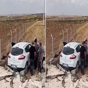 Şanlıurfa’da otomobil şarampole devrildi: Yaralılar var