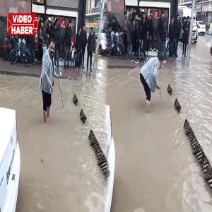 Şanlıurfa’da sel sonrası muhtar paçayı sıvayıp suya girdi!