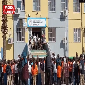 Şanlıurfa’da öğrenciler kendi çalıp kendi söyledi: Kabe’de Hacılar...