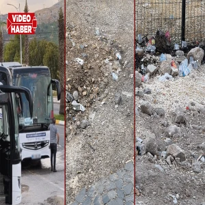 Şanlıurfa’nın göbeğinde tepki çeken görüntü: Tur otobüslerinin park yeri çöplüğe döndü!
