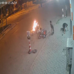Şanlıurfa’da kaza sonrası motosiklet alev aldı!