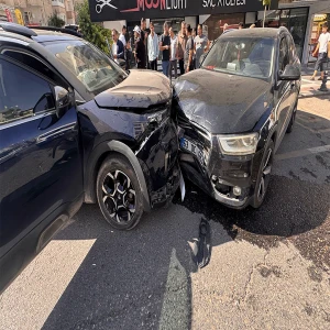 Şanlıurfa’da iki otomobil kafa kafaya çarpıştı!