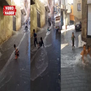 Şanlıurfa’da su kaçağı çocukların eğlencesi oldu: Su parkına çevirdiler