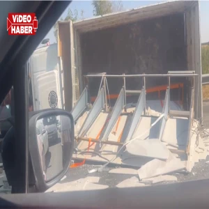Şanlıurfa’da kamyonet yan yattı! Malzemeler yola saçıldı