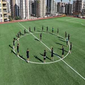 Karaköprü’ye dev spor kompleksi! Genç futbolcular sahaya çıktı