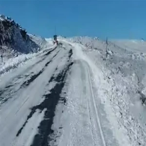 Şanlıurfa’da karın kapattığı işlek yol yeniden ulaşıma açıldı