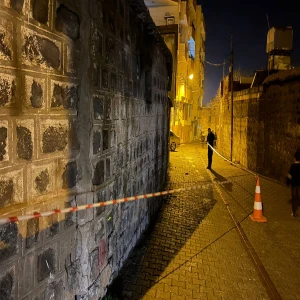 Şanlıurfa'da yıkılma tehlikesi taşıyan metruk alan güvenli hale getirildi