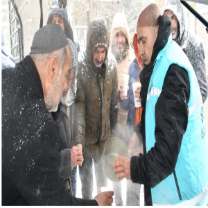 Siverek’te sokaklar karla kazanlar çorbayla doldu