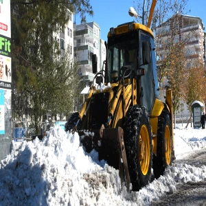 Siverek’te karın izleri kamyonlarla siliniyor
