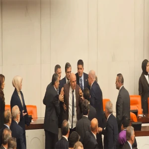 Meclis’te Yumruklar havada uçuştu! Şanlıurfa vekilinin burnu kanadı