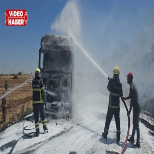 Şanlıurfa’da saman yüklü tır alev aldı! Adeta küle döndü