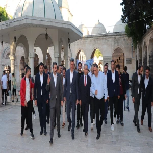 Urfa’da bayram namazında camiler doldu! Vatandaşlar protokolle bayramlaştı