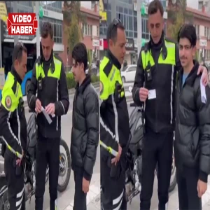 Şanlıurfa'daki trafik denetiminde gülümseten sahne! Ehliyetini polislerle açtırdı