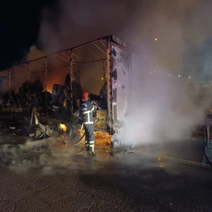 Şanlıurfa'da TIR adeta küle döndü! İtfaiyenin müdahale anı kameralarda