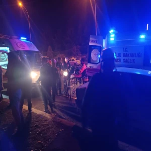 Kazada araç içinde sıkıştı! Şanlıurfa itfaiyesinden kurtarma operasyonu