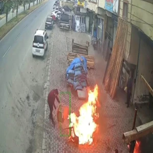Şanlıurfa'da kereste işletmesinde korkutan anlar! O anlar kamerada