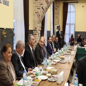 Büyükşehir ev sahipliği yaptı belediye başkanları aynı sofrada buluştu...