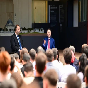 Bakan Gürlek'ten gençlere tavsiye: Sosyal medyada vakit geçireceğinize hayata dokunun