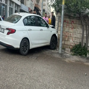 Şanlıurfa'nın ilçesinde kaza: Kontrolden çıktı, duvara çarptı!