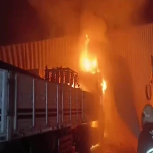Şanlıurfa'da TIR garajında yangın: İtfaiyenin müdahalesi kameralarda