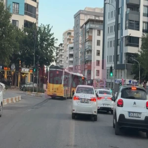 Halk otobüsü ile Şanlıurfa trafiğinde tehlikeli manevra...