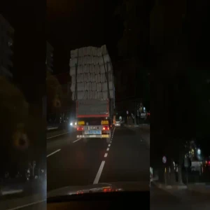 Şanlıurfa trafiğinde görüntülendi: Yükü kendinden ağır!