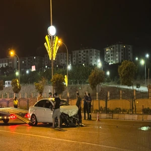 Şanlıurfa'da korkunç kaza: Refüje çarptı, araçtan fırladı!