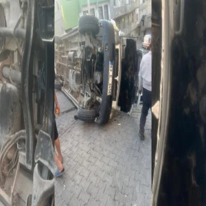 Şanlıurfa'da korkutan kaza: İlçe otobüsü rampada devrildi
