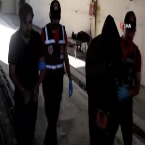 Yurt dışı çıkış yasağı bulunan Arif Kocabıyık TIR dorsesinin altında yakalandı