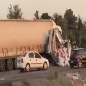 Şanlıurfa’da kaza: Biber çuvalları yola döküldü, yaralılar var!