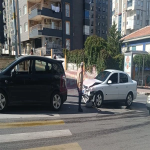 Şanlıurfa’da korkutan çarpışma! Araçlarda maddi hasar…