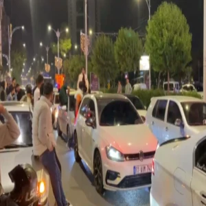 Şanlıurfa'da derbi kutlaması: Taraftarlar sokağa döküldü...