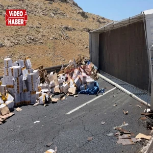 Şanlıurfa’da kontrolden çıkan tır yan yattı! Yüzlerce yağ kolisi yola savruldu