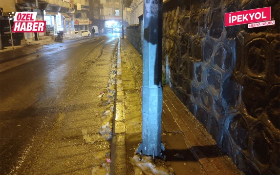 Şanlıurfa’nın en garip kaldırımı! Bir kişi zor yürüyor