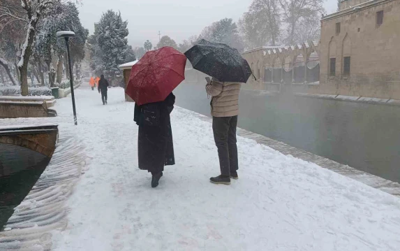 Urfa'da 'yaz' beklerken 'kış' geri dönüyor: Şehir merkezine kar…
