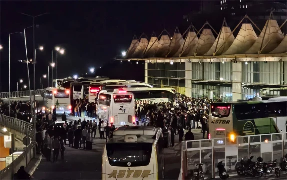 Bavulları toplayıp yola çıktılar: Yüzlerce aile Şanlıurfa’ya geliyor