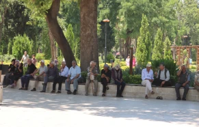 Şanlıurfa’da sıcaktan bunalan emeklilerin adresi değişmedi: Soluğu tarihi mekanda aldılar