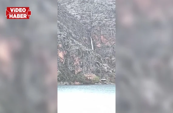 Sağanak sonrası doğal şelale oluştu